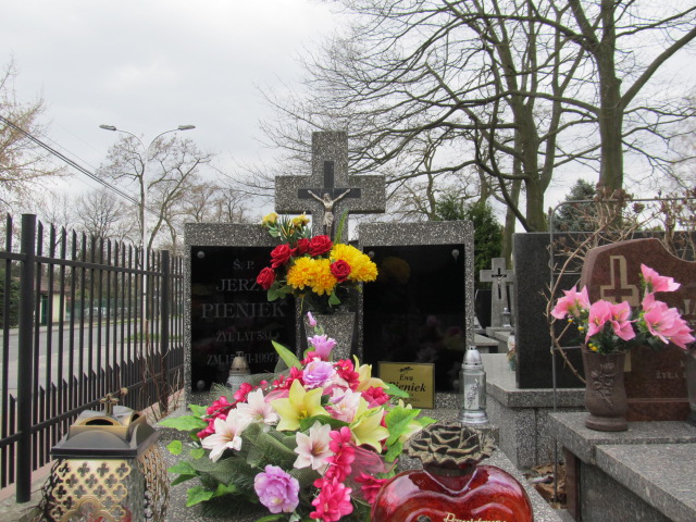 Jerzy Pieniek 1944 Piaseczno - Grobonet - Wyszukiwarka osób pochowanych